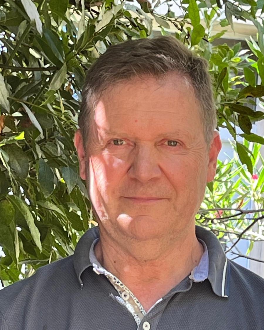 Portrait de Michel Bourjac, psychanalyste et art-thérapeute, en extérieur.