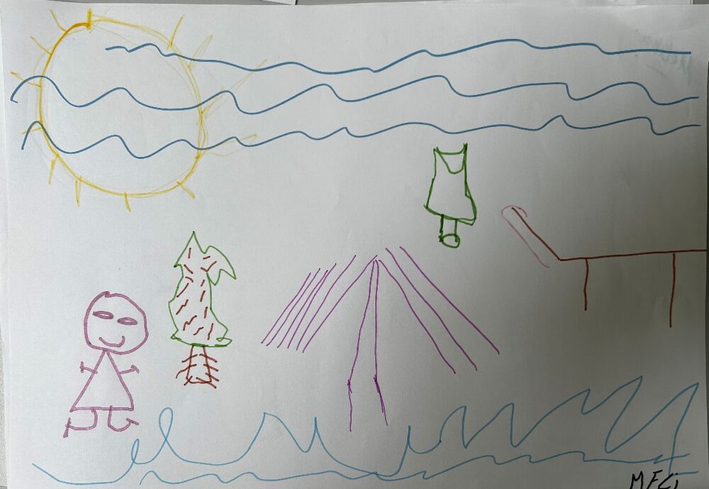 Dessin au feutre : un personnage au bord de l’eau, un soleil, des vagues tracées en lignes ondulées et un sapin.