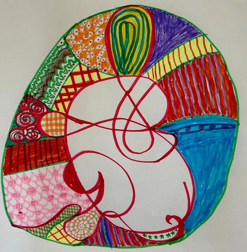 Dessin aux feutres réalisé en atelier : une forme ronde partagée en zones de couleurs, comme un mandala.