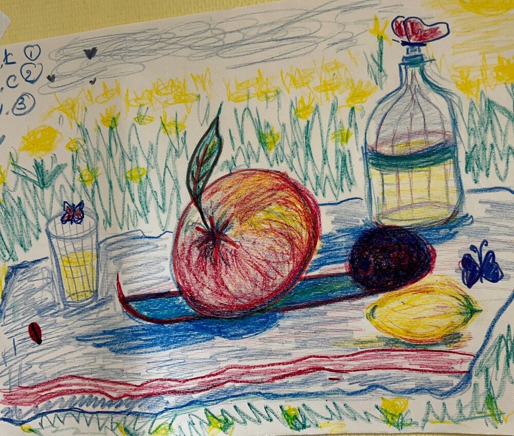 Dessin aux crayons de couleur : une nature morte très colorée — pomme, citron, bouteille et verre posés sur une table, devant un fond de fleurs jaunes.