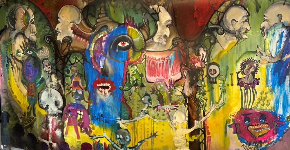 Peinture en couleurs vives : une frise de visages et de silhouettes serrés les uns contre les autres, aux expressions très marquées.